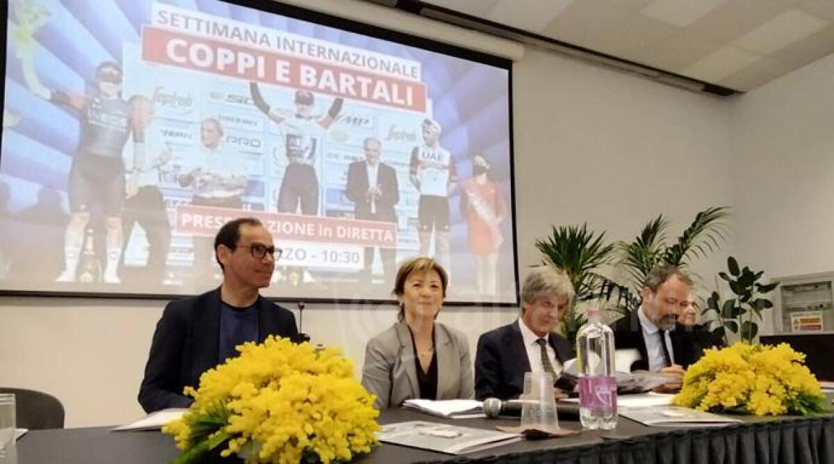 Coppi e Bartali, la storica gara ciclistica partir&agrave; ancora da Riccione. Sar&agrave; dedicata a Massimo Pironi - Da sinistra Davide Cassani e la sindaca Angelini
