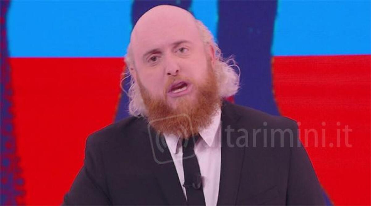 Putin pu&ograve; invadere l'Ucraina, noi non possiamo distruggere San Marino? Polemiche dopo il paragone del comico - Il comico Eleazaro Rossi