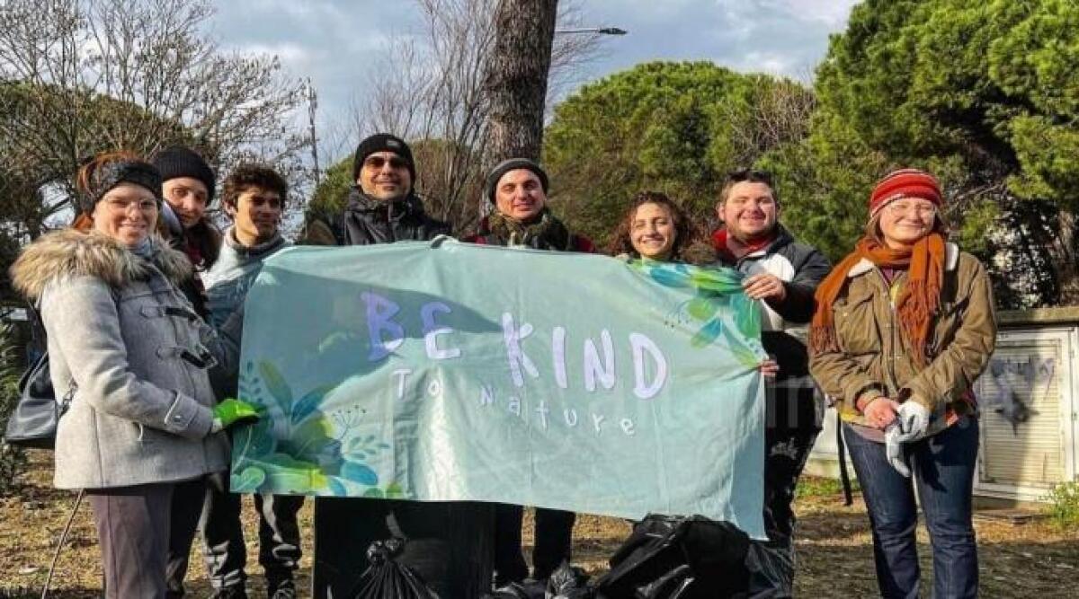 Una domenica ‘ecologica’: a Riccione volontari ripuliscono da plastica e rifiuti la spiaggia - Iniziativa 'Clean up'