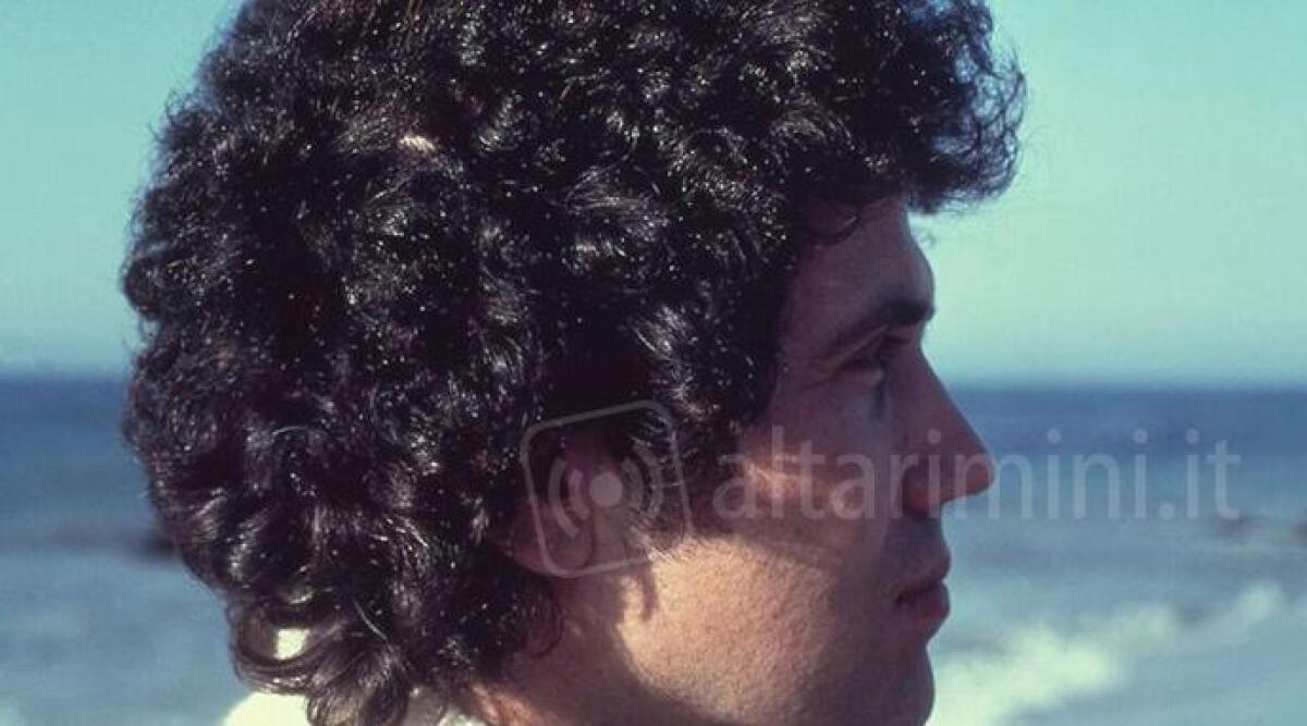 Rimini pensa a intitolare la rotonda di piazzale Fellini al celebre cantautore Lucio Battisti - Omaggio a Battisti &quot;Gli intitoleremo la rotatoria davanti a piazzale Fellini&quot;