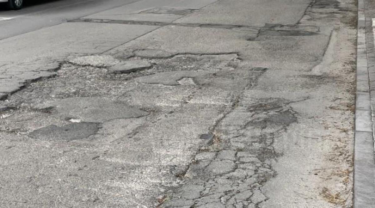 Cattolica, lavori in corso su via Fiume e via Ferrara - Manto stradale di via Fiume