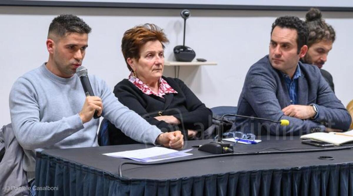Riccione, l'assessore Imola: 'Entro Pasqua viale Dante e viale Ceccarini messi a nuovo' - L'assessore Imola al microfono CASALBONI