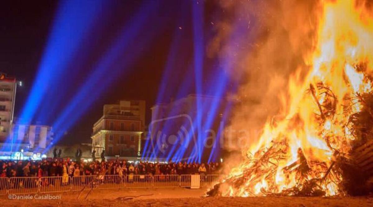 Anche a Riccione torna la fogheraccia: tutti insieme in piazzale Roma - La Fogheraccia in piazzale Roma CASALBONI