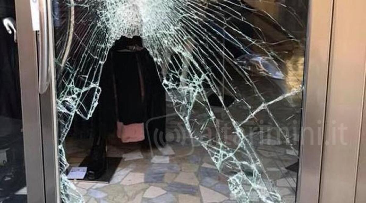 Bar di Ospedaletto preso di mira: ladro ruba il fondo cassa e distrugge la porta d'ingresso - Archivio