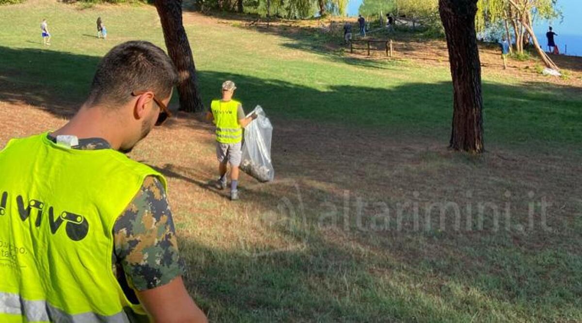 Rimini, cittadini e studenti insieme per pulire il parco Giovanni Paolo II - Volontari Ci.Vi.Vo in azione durante la giornata ecologica