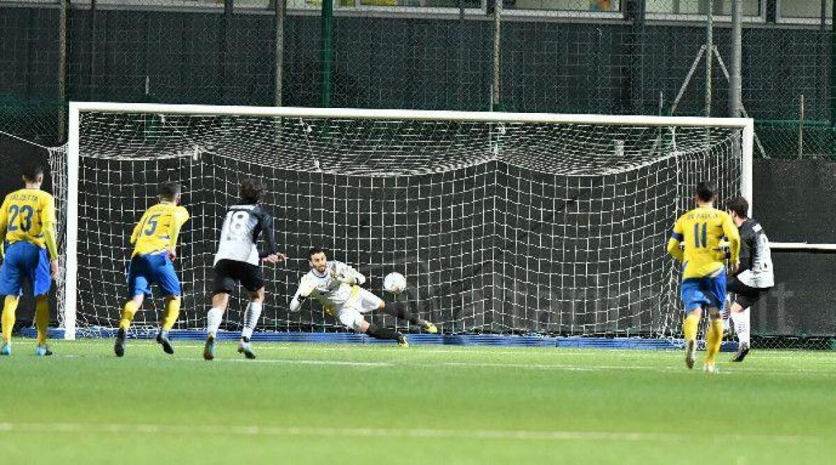 Calcio RSM, Il Murata sgambetta il Tre Fiori: decide bomber Ura - Il rigore parato da Semprini a Gaiani in Murata-Tre Fiori (foto FSGC)