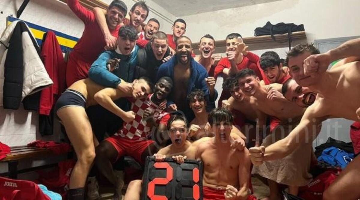 Calcio Seconda, bomber Mezgour: 'Rimini United, il secondo posto &egrave; l'obbiettivo' - L'esultanza dopo il 2-1 contro il Villa Verucchio