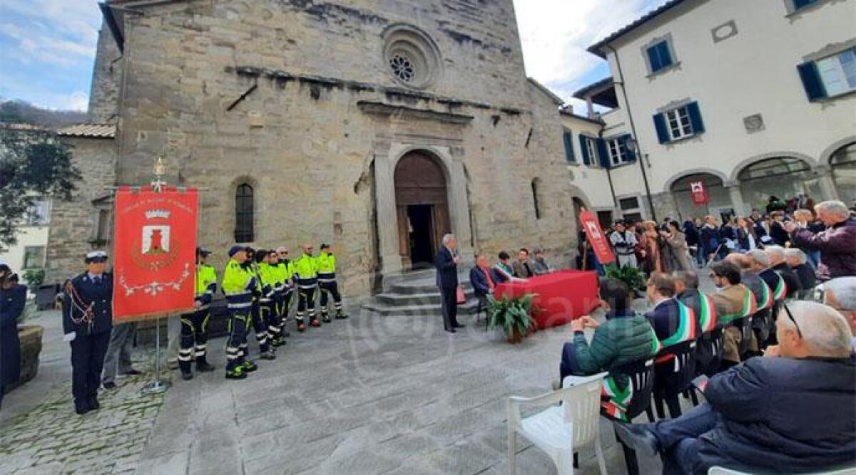 Bagno di Romagna tra i borghi più belli di'Italia - Piazza di Bagno di Romagna gremita con facciata della Basilica di Santa Maria Assunta