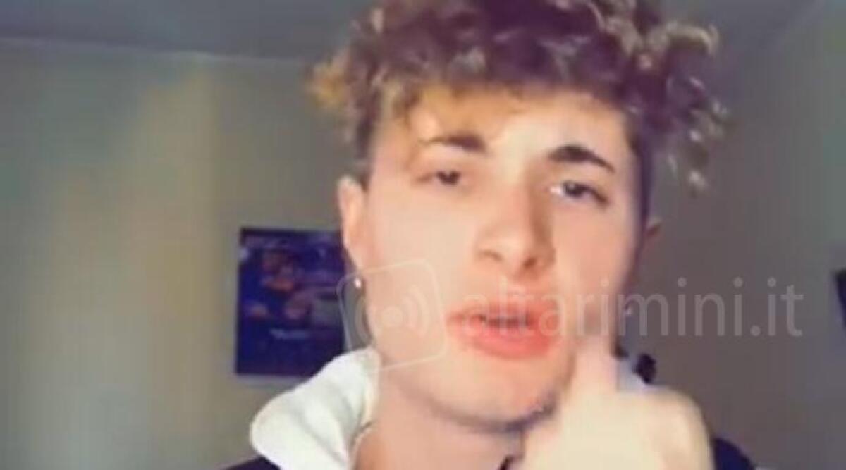 La denuncia su Tik Tok: movida invivibile nel centro storico di Rimini - Uno screenshot del video di Matteo Zamagni