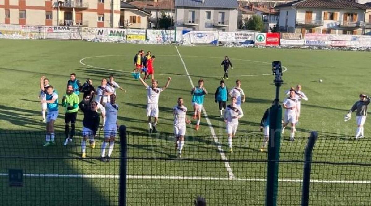 Calcio Promozione, Sampierana leader. Bomber Lanzi: 'Ora vincere il recupero di Bellaria' - L'esultanza della Sampierana dopo il 2-0 alla Stella