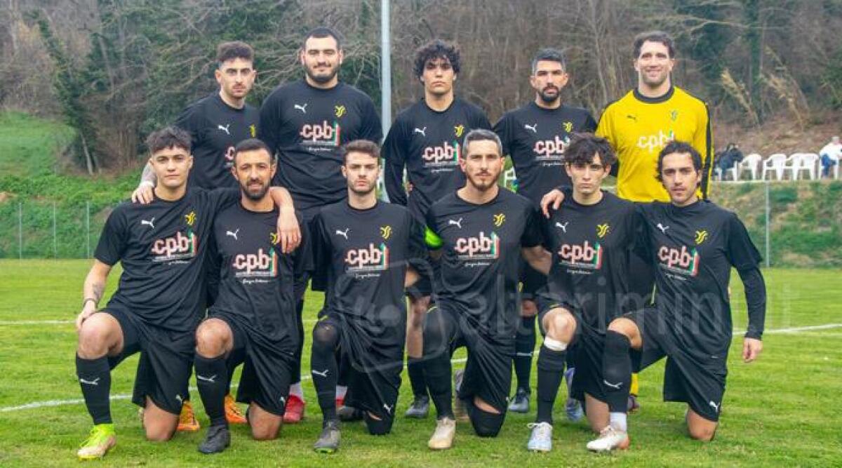 Calcio Seconda Categoria: Young Santarcangelo, tutto facile con il Real Riccione (3-0) - Un undici dello Young Santarcangelo con la divisa away nera