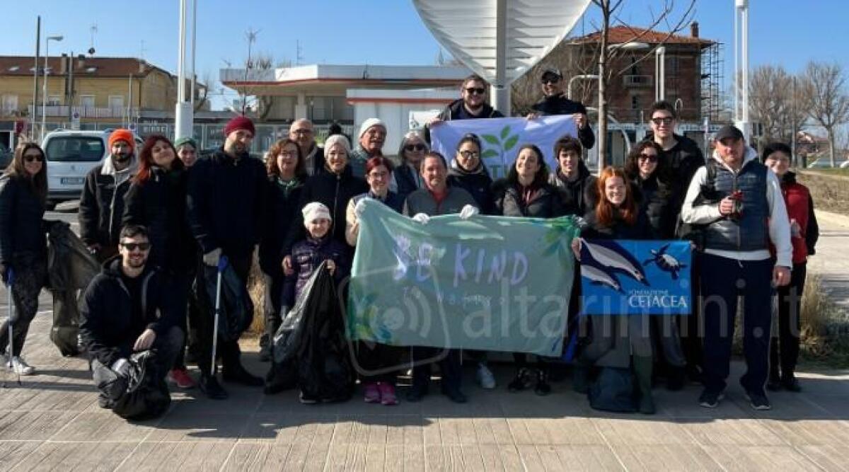 Riccione, 200 kg di rifiuti raccolti alla foce del Marano - I partecipanti alla raccolta