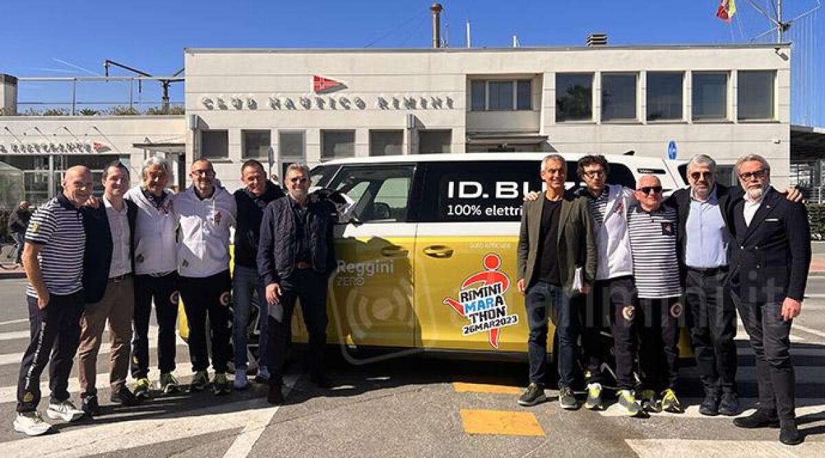 Rimini Marathon, Reggini presenta i suoi van 100% elettrici - Il team Reggini con il Sindaco di Rimini Jamil Sadegholvaad e l'assessore allo sport Moreno Maresi