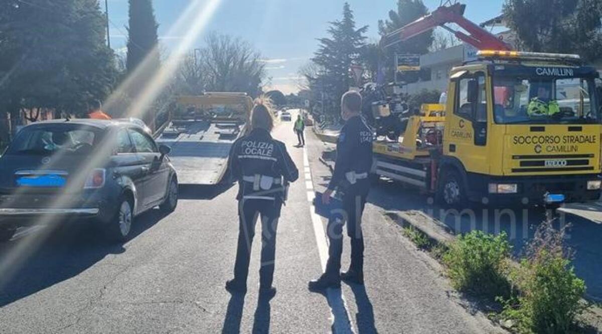 Paura per un motociclista nello schianto con un'auto. Interviene l'elisoccorso - Incidente in viale Giulio Cesare