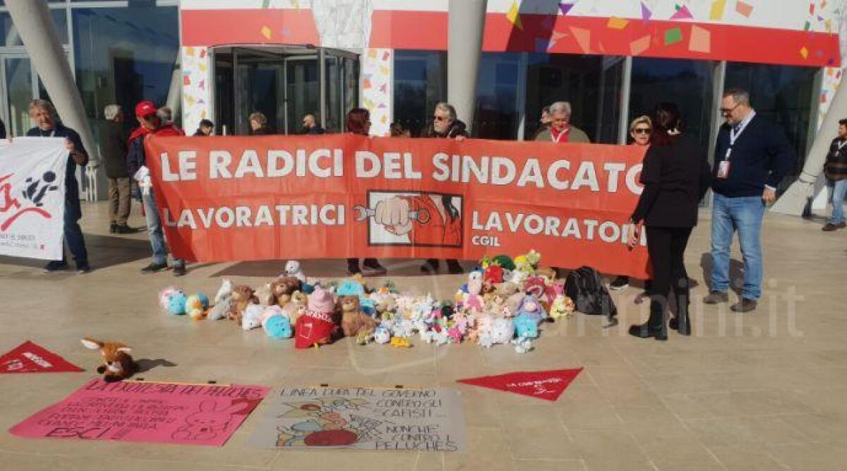 Congresso Cgil: presidio anti Meloni al Palacongressi con striscioni e pelouche - Il presidio davanti al Palacongressi