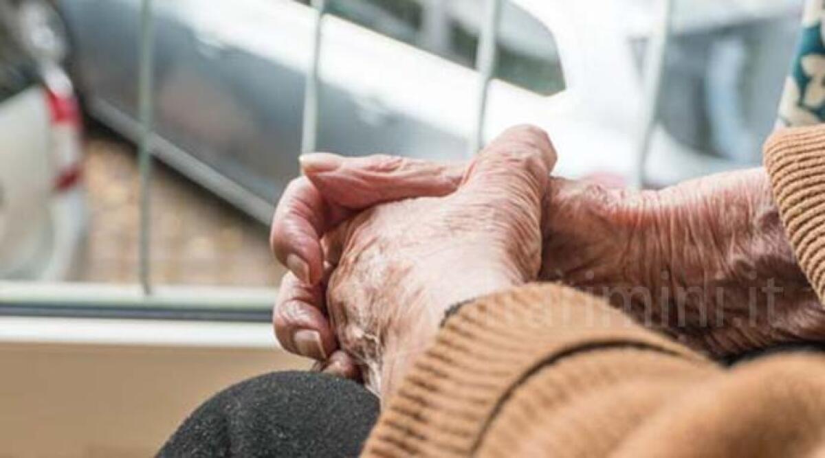 Anziani sporchi, denutriti e presi a calci nella casa di cura: rischiano processo anche infermiere e oss - Foto di repertorio