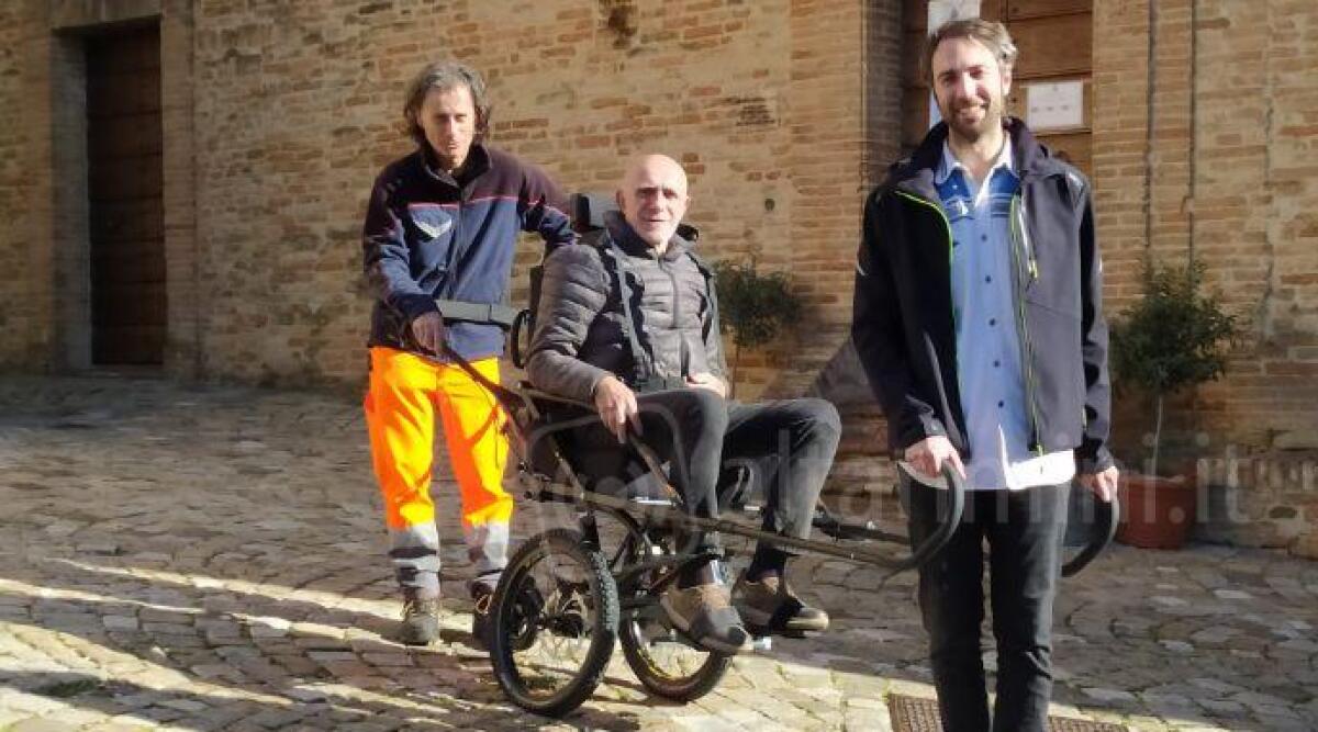 Montegridolfo sempre più accessibile: comune acquista una sedia Joelette - La speciale sedia Joelette