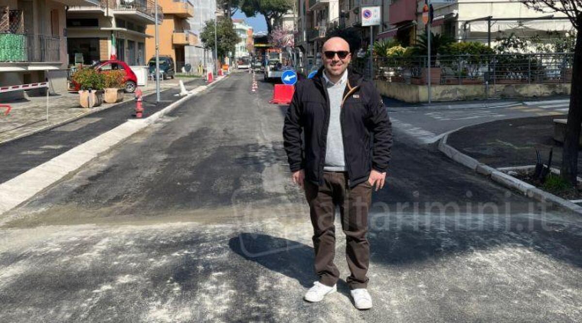 Cattolica, riqualificazione via Ferrara: ultimi lavori nel 'travagliato' cantiere - Assessore Alessandro Uguccioni nel cantiere di via Ferrara
