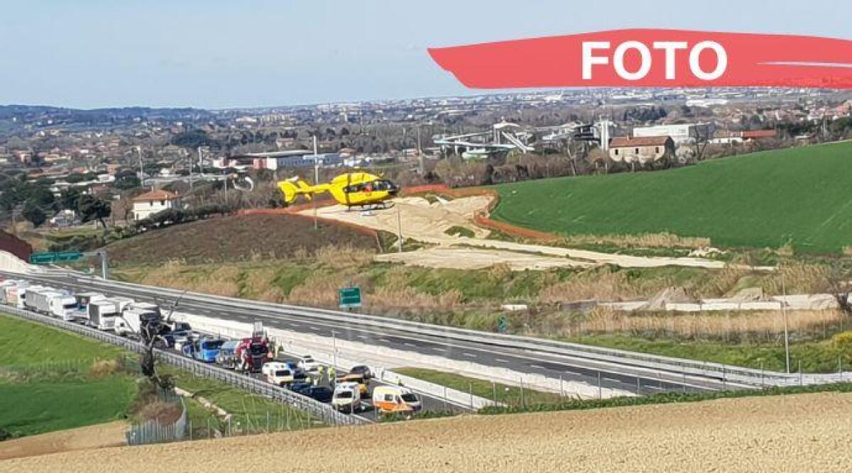 Maxi incidente in A14, quattro auto coinvolte: traffico paralizzato e code chilometriche - Incidente nel tratto di A14 tra Riccione e Cattolica in direzione sud