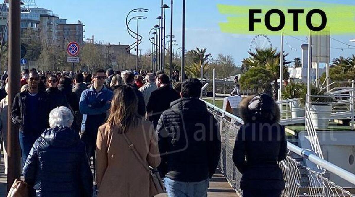 Pasqua: Rimini si riprende il turismo dopo la pandemia. Migliaia di persone affollano le spiagge - Il lungomare di Rimini