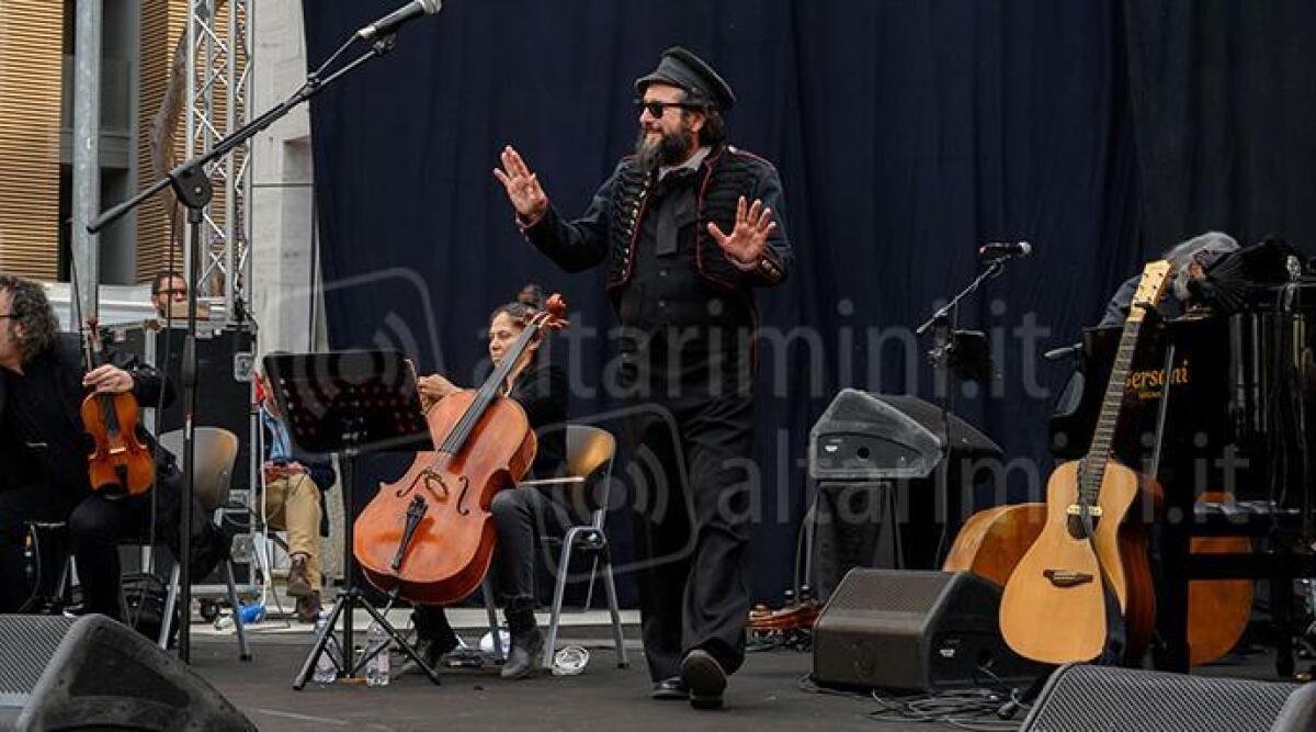 &quot;Ho sempre sognato di suonare qui&quot;, Capossela-show: il cantautore infiamma viale Ceccarini - Il concerto di Vinicio Capossela a Riccione (foto di D.Casalboni)