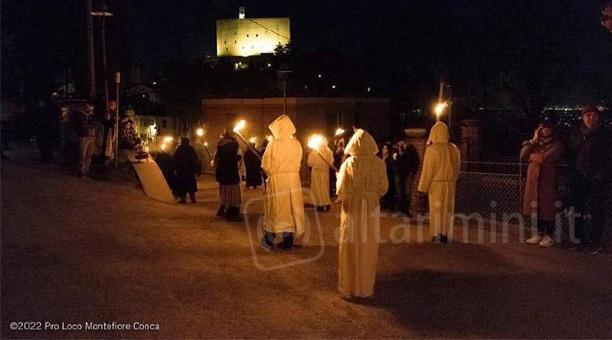 Montefiore, in centinaia con costumi d'epoca per l'attesa Processione del Venerdì Santo - Foto Pro Loco Montefiore Conca