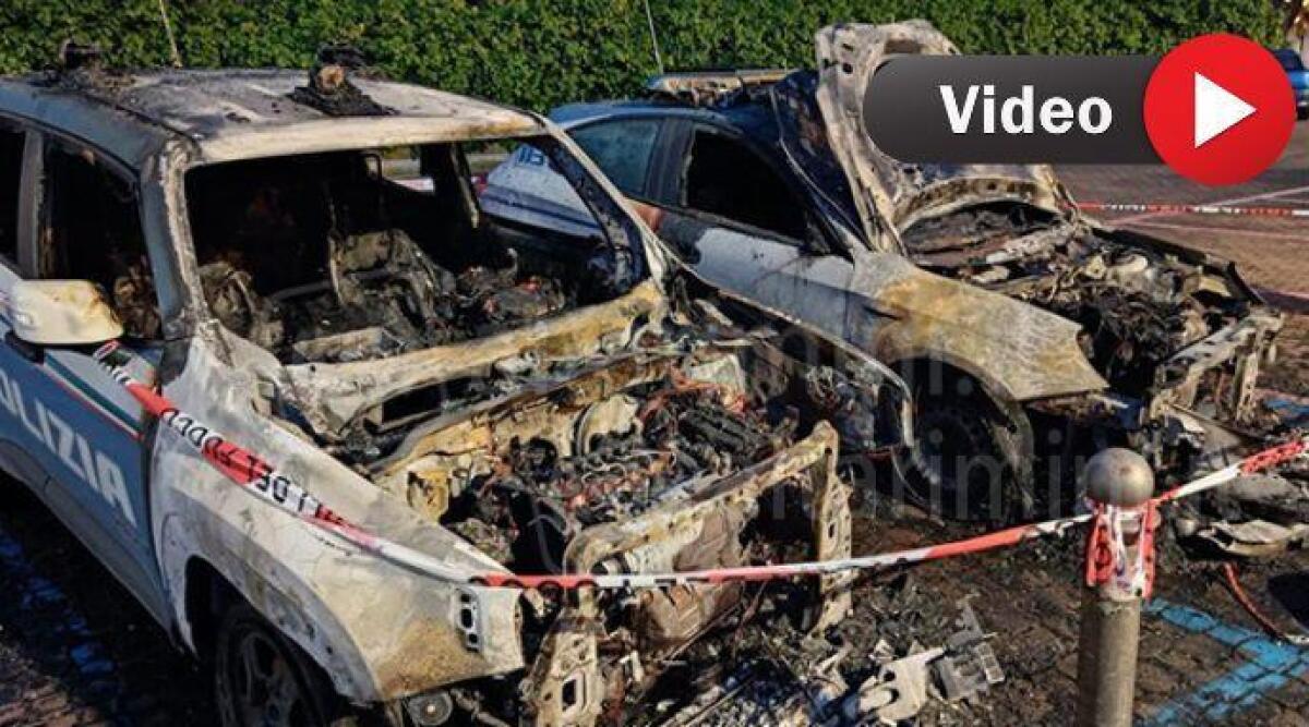 Catturati dalle telecamere: gli autori mascherati dell'attacco incendiario alla Polizia di Stato - Le due auto della polizia incendiate