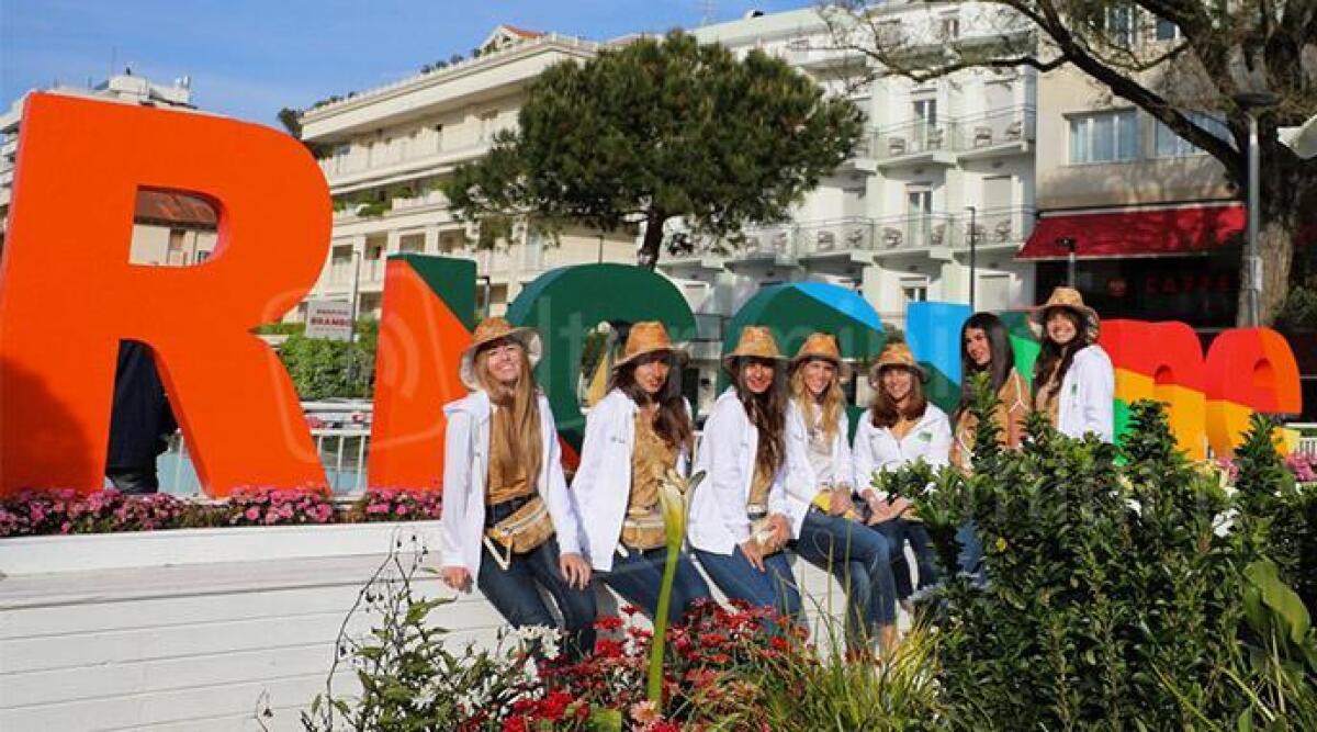 Riccione, 150 ragazze ai casting di Donnavventura - Alcune ragazze del casting in posa in viale Dante PH CASALBONI