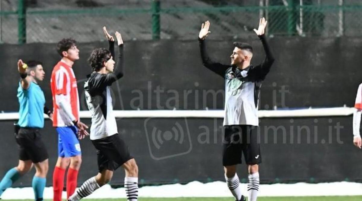 Calcio RSM, Murata dall'ultimo all'ottavo posto. Ora i playoff. 'Non siamo appagati' - Da sinistra Jacopo Semprini e Raul Ura: il bomber ha segnato 15 reti (e una in Coppa)