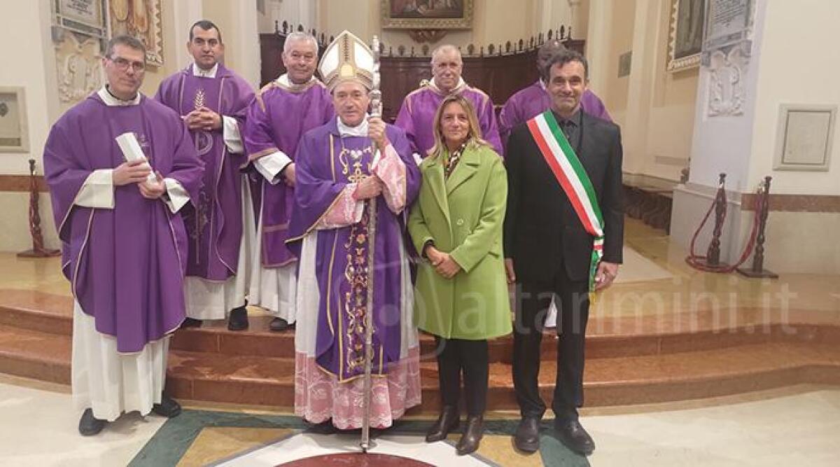 Consegnato olio del Giardino di Capaci al Vescovo durante celebrazione a Pennabilli - Il progetto è stato proposto dal Cappellano della Questura di Palermo per essere esteso in tutte le diocesi italiane
