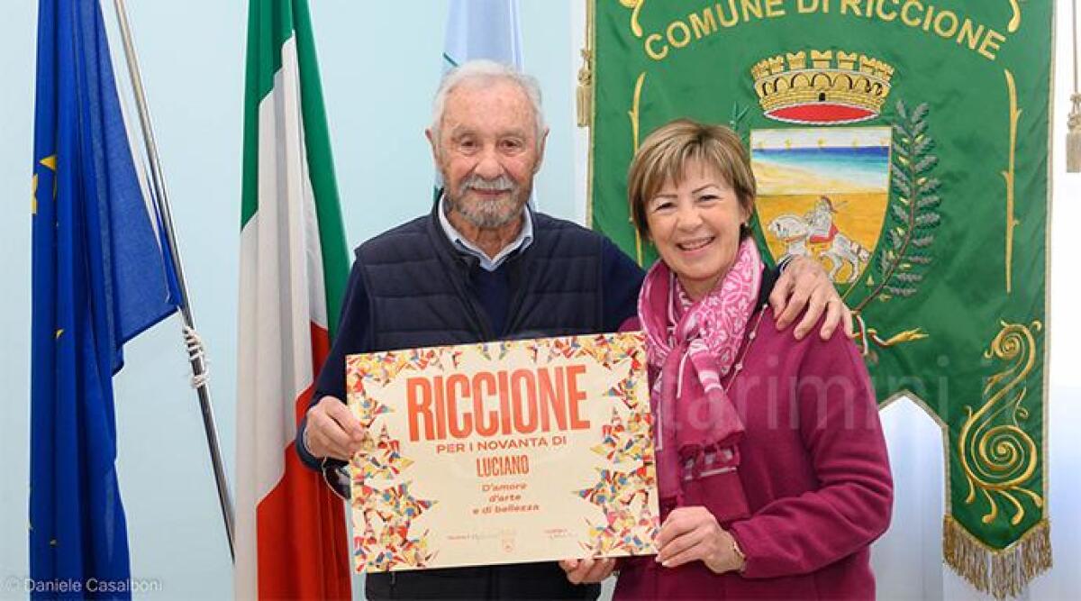 Riccione festeggia i 90 anni dell'artista Luciano Luzzi che annuncia: 'Mi rimetto alla regia' - Luciano Luzzi con la sindaca Angelini PH CASALBONI