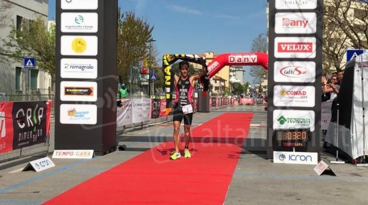 Triathlon: a Gatteo Mare vincono Matteo Carlo Perri e Sara Savoia. Michelangelo Parmigiani e Ludovica Severi Campioni Regionali - Il vincitore Matteo Carlo Perri - nella gallery Ludovica Severi del TD Rimini vincitrice del Titolo di Campionesse Regionale