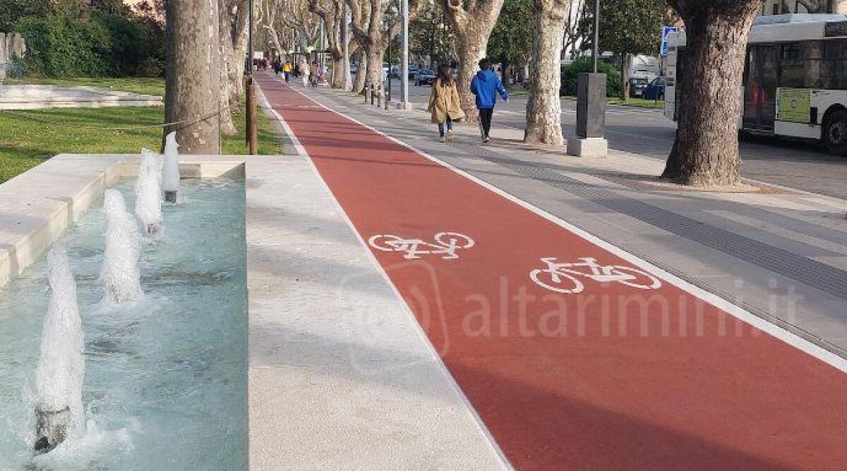 Rimini, nuovi marciapiedi, fermate bus e piste ciclabili in p.le Cesare Battisti - Ciclabile lato mare in p.le Cesare Battisti, Rimini