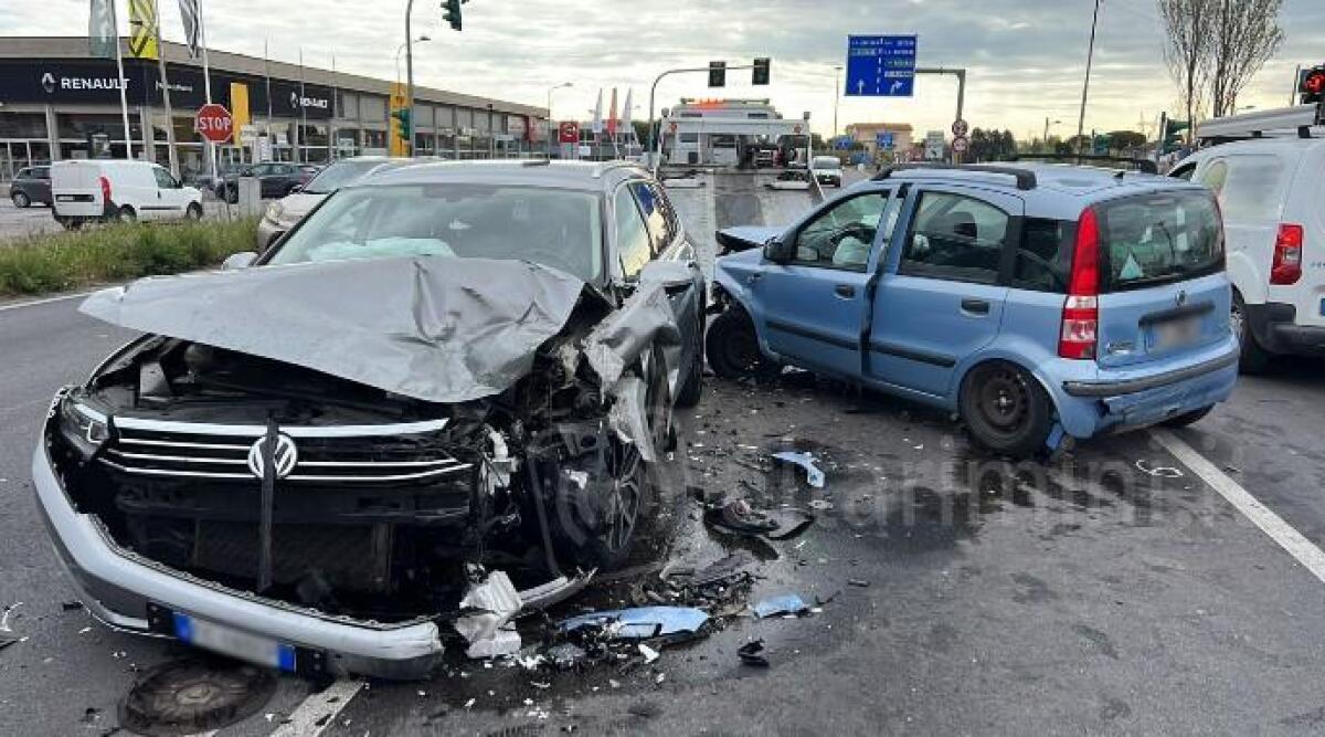Incidente tra via Emilia e via Italia a Rimini, traffico in tilt - Le auto coinvolte e il luogo dell'incidente