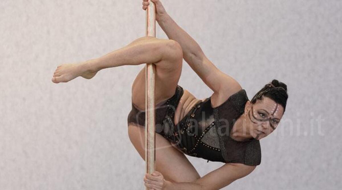 Pole Dance, la riccionese Mirella De Donato &egrave; campionessa Over 50 ai campionati italiani - Mirella De Donato durante i campionati italiani a Roma