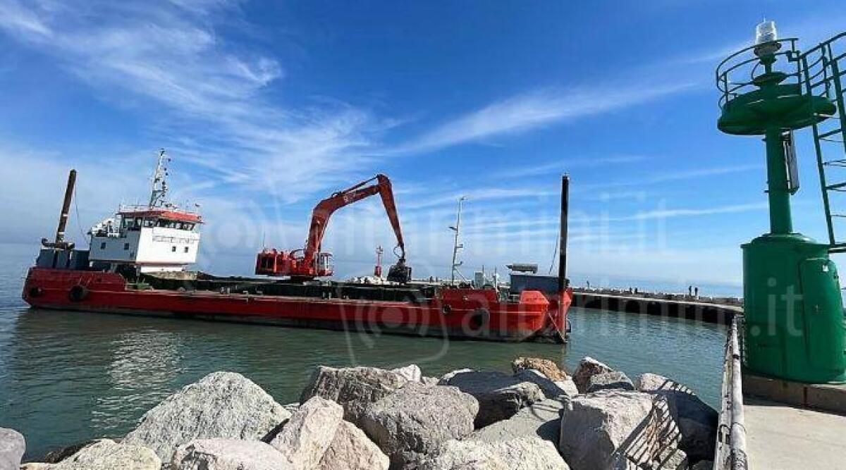 Cattolica, seconda fase dei lavori di dragaggio al porto canale del Tavollo - Dragaggio imboccatura del porto di Cattolica