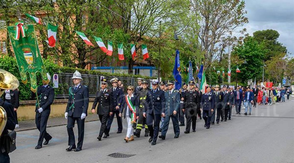 Riccione festeggia la Liberazione. La sindaca: 'Ricordiamo dove ci ha portato la cultura dell'odio' - Il corteo PH CASALBONI