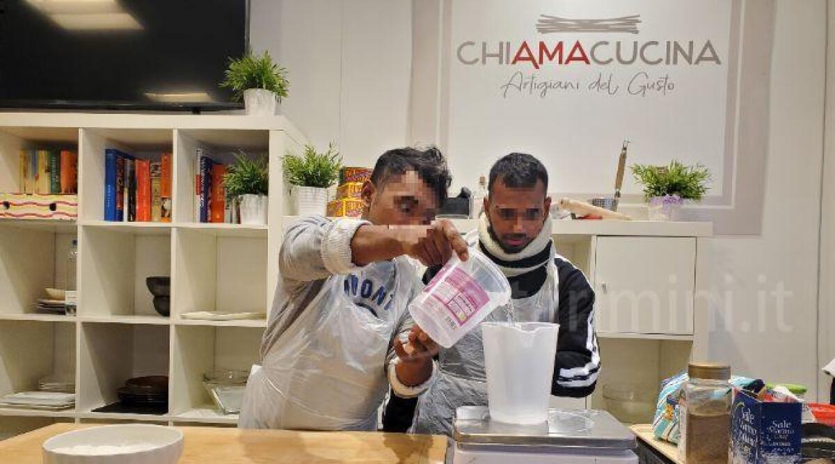 Pizza ed integrazione, un progetto a Rimini per ragazzi migranti - Pizzaioli al lavoro