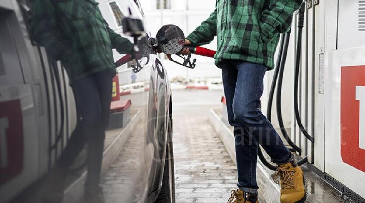 Manomette targa dell'auto e fa il pieno senza pagare, denunciato - Archivio