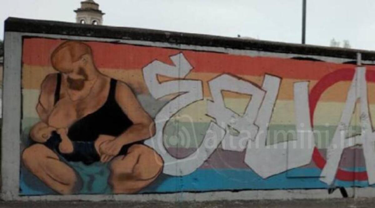 Polemica a Rimini per un murales di un uomo che allatta: la Lega parla di ideologia perversa - Il murales che ha scandalizzato il consigliere regionale della Lega