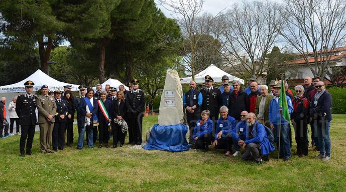 Due secoli dalla nascita dei Forestali: inaugurato il nuovo cippo celebrativo - L'inaugurazione del cippo nel parco pubblico 'Poderi della Ghirlandetta'