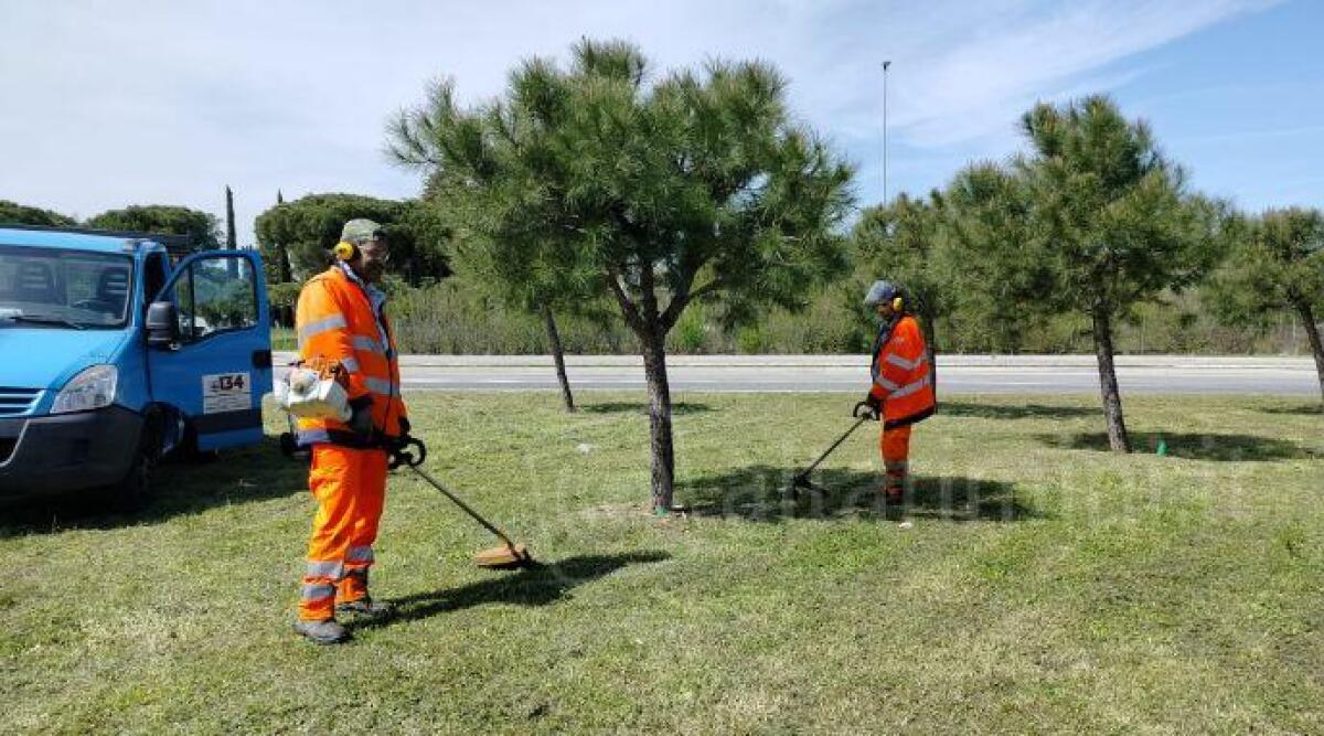 A Riccione in corso le pulizie di Pasqua: operai e giardinieri al lavoro - Operai al lavoro