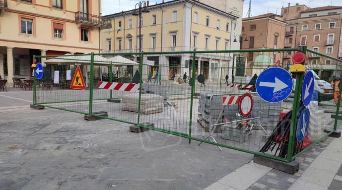 Rimini, in corso il rifacimento di parte della pavimentazione di piazza Tre Martiri - L'area sottoposta a ri-pavimentazione