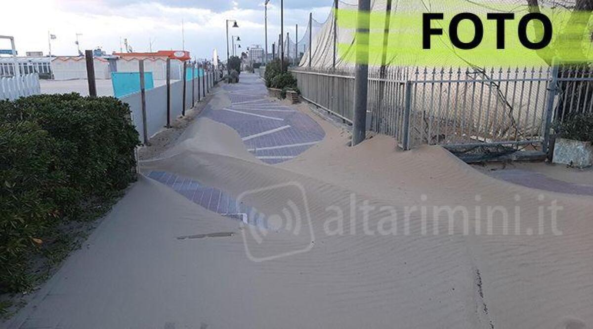 Accumuli di sabbia su strade e aree per il passeggio a causa del forte vento dei giorni scorsi - Viale Canova Riccione