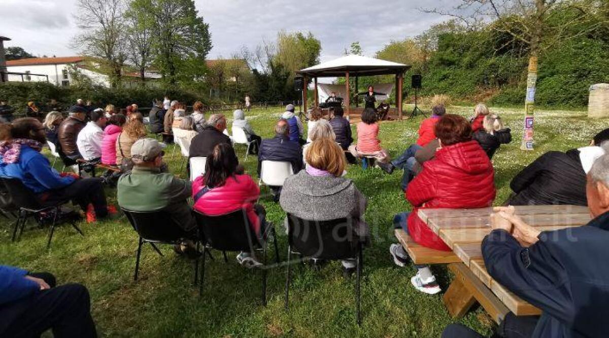 Montefeltro Green Festival: esordio a Poggio Torriana tra escursioni, musica e merenda - Un momento dell'incontro