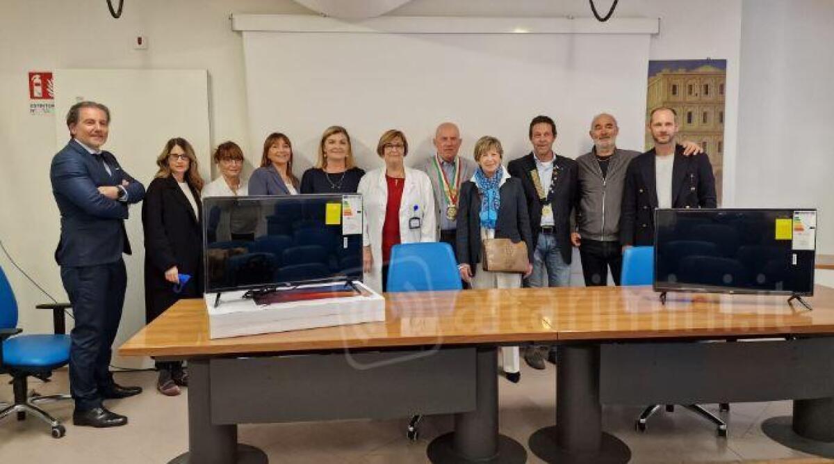 Donate 10 smart tv all’Ospedale Ceccarini di Riccione - La consegna delle Smart Tv