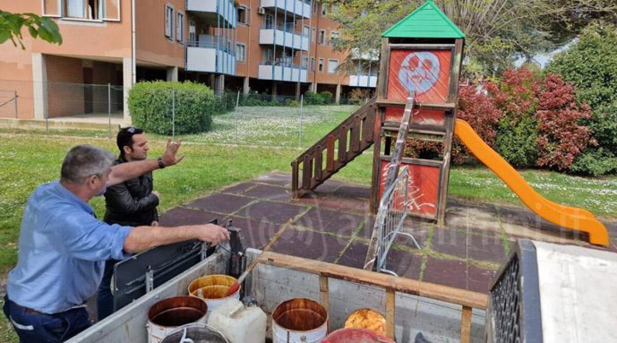 Riccione, vandali distruggono l'altalena del parco giochi del Villaggio Papini - Sopralluogo di Geat dopo il raid vandalico