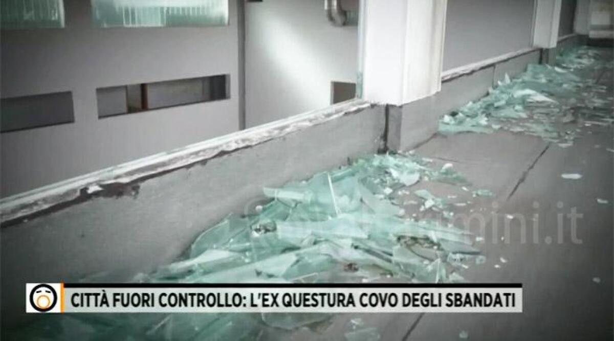 Fuori dal coro nel degrado dell'ex nuova Questura. L'accusa: 'Risse a Rimini sono all'ordine del giorno' - Il degrado dell'immobile di via Bassi nel servizio di Fuori dal coro