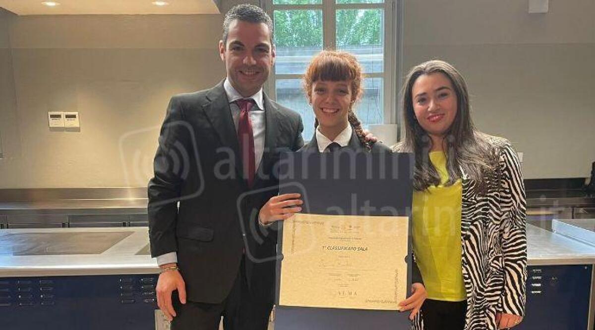 Novafeltria, pecorino di fossa e balsamo di Cagliostro: Fatima vince &lsquo;Degustando il talento&rsquo; - La studentessa vincitrice con gli insegnanti