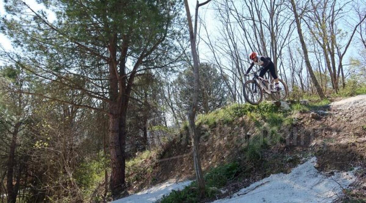 Novafeltria, la vecchia cava diventa pista da Mountain Bike. I lavori ultimati - Alcuni momenti delle fasi di collaudo. La pista ancora non è aperta al pubblico